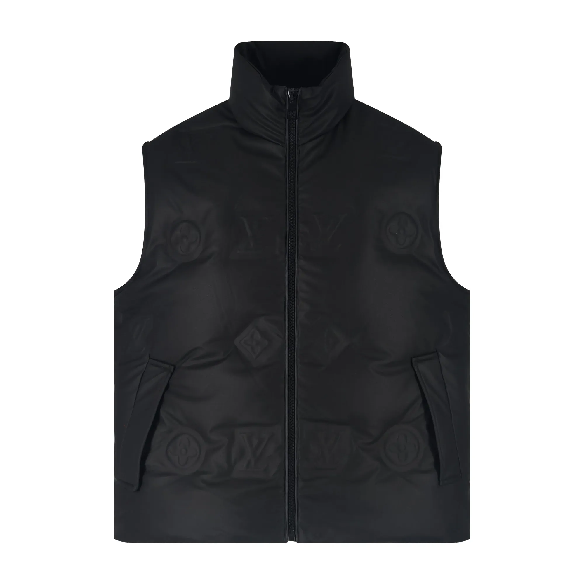 🅿️1100 1v technical leather embossed embossed down vest (black) This waist jacket is a technical leather full-width embossed Monogram pattern. The outer fabric is made of 100% nylon as a black technical film coating, and the other lining is 84% ​​polyester fiber + 16% nylon blended fabric. The national standard 480g 90% goose down filling has good fluffiness and no sense of oppression when worn on the body. The slim fit makes you slim and avoids bloat. The design concept is very outstanding. It comes from vacuum filling technology, which increases the air barrier and maintains the original softness, elasticity and feel of down. It has an anti-drilling design, three layers of anti-drilling fabrics, four layers of locking velvet technology, and an embossed process on the face. Stand collar and elastic cuffs enhance comfort. Molded hardware zipper pullers, molded engraved eyelets at the hem tightening area, adjustable elastic drawstrings, exclusive heavy-duty style. Size:50-52-54-56